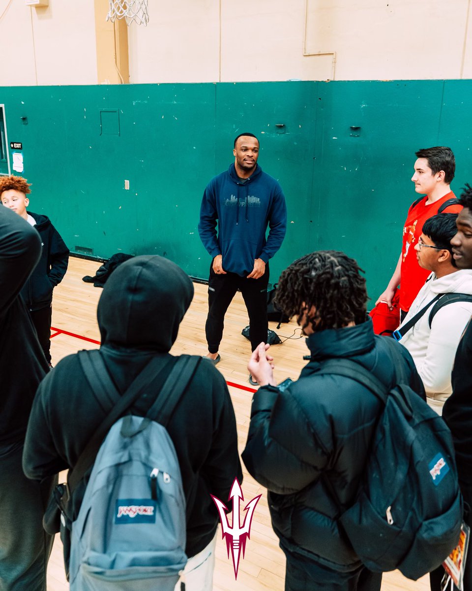 mdhs_football's tweet photo. A HUGE shoutout to @IFoskey from the University of Notre Dame for speaking to our student-athletes at MDHS 🔱🔥We appreciate your mentorship and our student-athletes were grateful for the experience! Good luck in this year’s NFL draft! #MD #BuildTheRightWay #RedDevilPride https://t.co/Po4Cag1nVJ