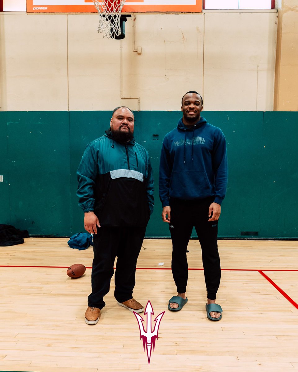 mdhs_football's tweet photo. A HUGE shoutout to @IFoskey from the University of Notre Dame for speaking to our student-athletes at MDHS 🔱🔥We appreciate your mentorship and our student-athletes were grateful for the experience! Good luck in this year’s NFL draft! #MD #BuildTheRightWay #RedDevilPride https://t.co/Po4Cag1nVJ
