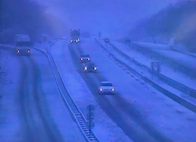 sanef_1077's tweet photo. #InfoTrafic Circulation délicate dans les #HautsdeFrance ! 
Ici sur l’#A26 dans le #PasdeCalais, placé comme le département du #Nord, en #vigilance orange #neige par @meteofrance. Les services de sécurité sont en action.
Soyez très prudents et restez à l’écoute du 107.7 FM. https://t.co/nGUHiSCemj