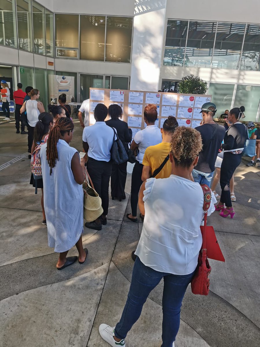 #SDE2023 👉 Le secteur de l'hôtellerie restauration tourisme recrute! Les équipes de @poleemploi_Run  mobilisées, le public, les recruteurs et partenaires au rendez-vous. @villesaintpaul