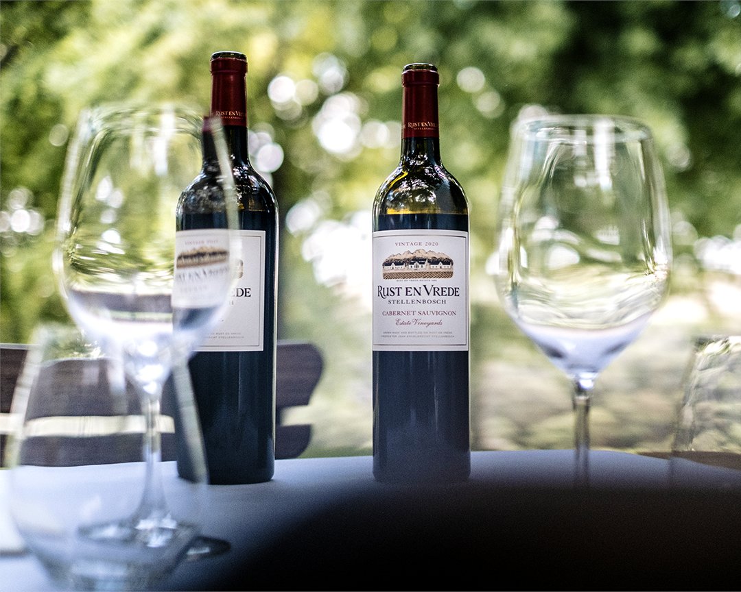 rustenvrede1694's tweet photo. Join us for wine tasting at the Rust en Vrede Tasting Room. Open daily from 9am until 5pm. In the shade of the oaks, with rolling lawns and a view of the surrounding mountains. This is Stellenbosch. 

#rustenvrede #rustenvredewineestate #winetasting #visitstellenbosch https://t.co/TDiL5tmCHT