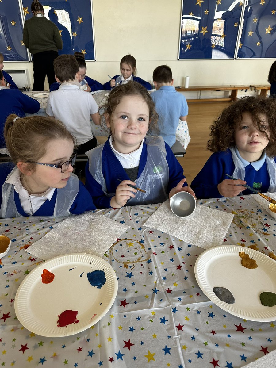 wla_y3's tweet photo. Class 7 really enjoyed their Diya painting session yesterday! @WoodlandsA @HarbourLearning #WLARE #WLAArt https://t.co/qGRN3LErTl