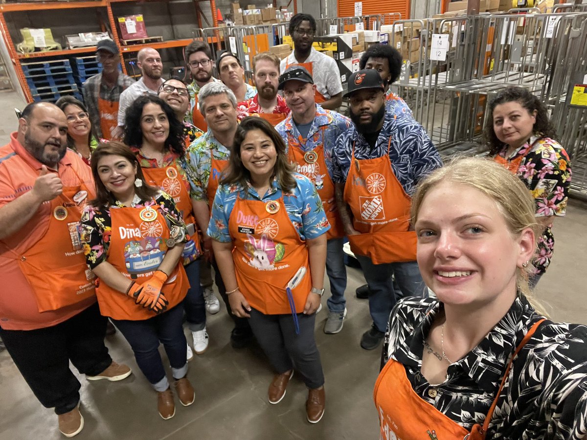 DulceHD551's tweet photo. So proud of my freight team!!🍊🎉#551  thank you for a great evening DDW🍊🧡 https://t.co/nbcBhsNQmJ