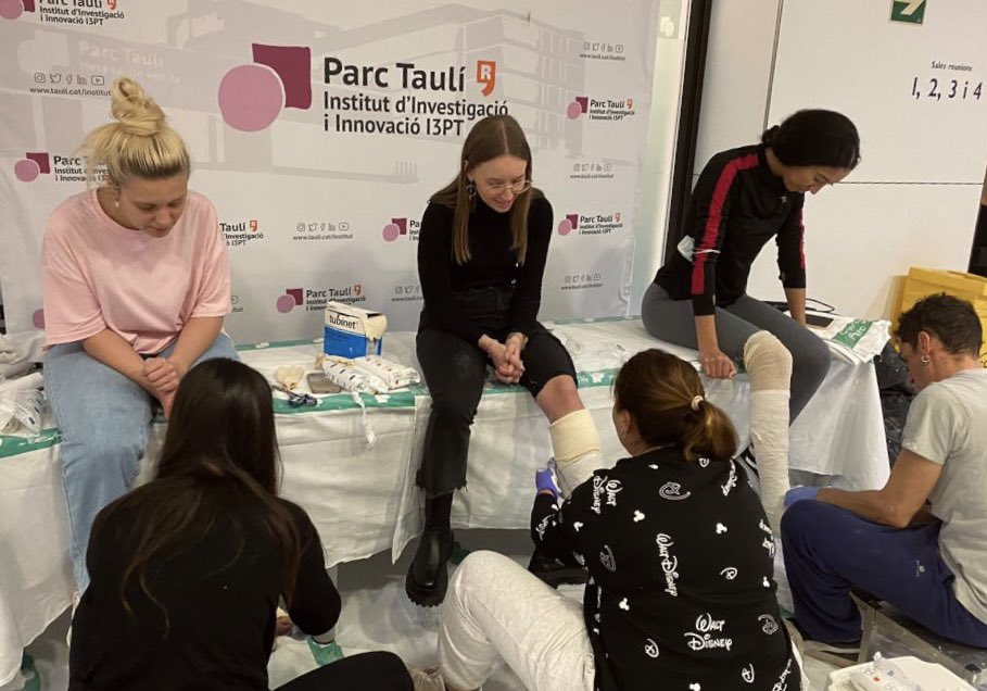 🦴Aquesta setmana els alumnes de la 20ena edició del #postgrautraumatauli posen les mans a la massa realitzant el taller d’immobilització, embenats i guixos #traumacare #CriticalCare #ICU @simulaciotauli @parctauli @I3ptT