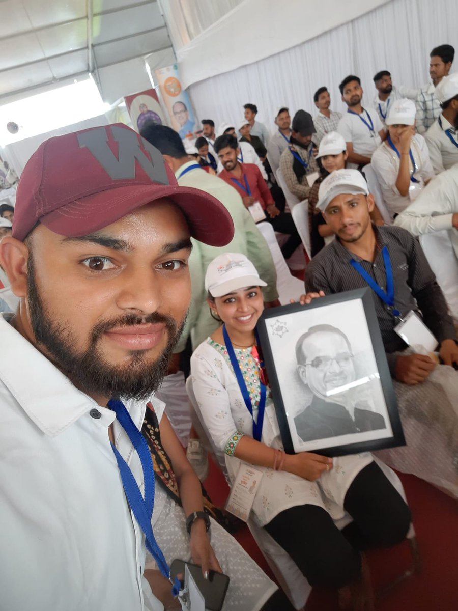 बालीपुरधाम में मध्यप्रदेश के सीएम श्री शिवराज सिंह चौहान जी आये और  जन सेवा मित्रो से बात भी करी
                       धन्यवाद मामा जी 

<a href="/CMYIP_/">Chief Minister’s Youth Internship Programme</a> 
<a href="/CMMadhyaPradesh/">Chief Minister, MP</a> 
<a href="/OfficeofSSC/">Office of Shivraj</a> 
<a href="/ChouhanShivraj/">Shivraj Singh Chouhan</a> 
<a href="/JansamparkK/">Jansampark Katni</a> 
<a href="/PriyankM_IAS/">Priyank Mishra</a>