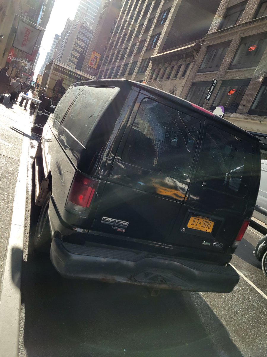 placardabuse's tweet photo. This @NYPDnews #SnatcherVan was parked illegally in front of the @NYTimes Building while the No Standing regulation was in effect.
It has been driving around illegally for months with an expired @nysdmv registration.
Will the Newspaper of Record report on the #NYPDinsurrection? https://t.co/tV6dnVVXcM