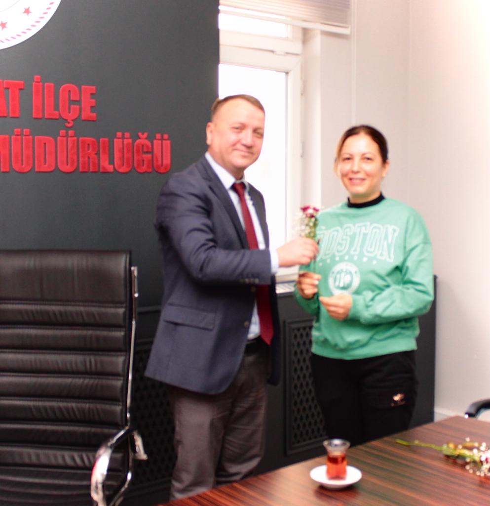 AkcaabatIlceMEM's tweet photo. Müdürümüz Mehmet USTA #8MartDünyaKadınlarGünü münasebetiyle Müdürlüğümüzde çalışan bayan arkadaşlarımızın kadınlar gününü kutladı.
@tcmeb
@prof_mahmutozer 
@hbfettahoglu
@AkcaMehmetUSTA https://t.co/T83QkagkPY