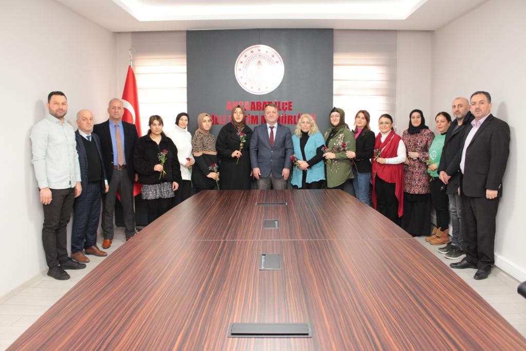 AkcaabatIlceMEM's tweet photo. Müdürümüz Mehmet USTA #8MartDünyaKadınlarGünü münasebetiyle Müdürlüğümüzde çalışan bayan arkadaşlarımızın kadınlar gününü kutladı.
@tcmeb
@prof_mahmutozer 
@hbfettahoglu
@AkcaMehmetUSTA https://t.co/T83QkagkPY