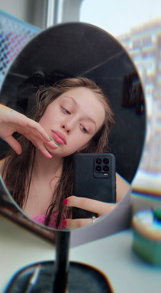 Margoblblbl's tweet photo. Такая опухшая, но так балдею с этой фотки😍 https://t.co/0jn5TzrbMK