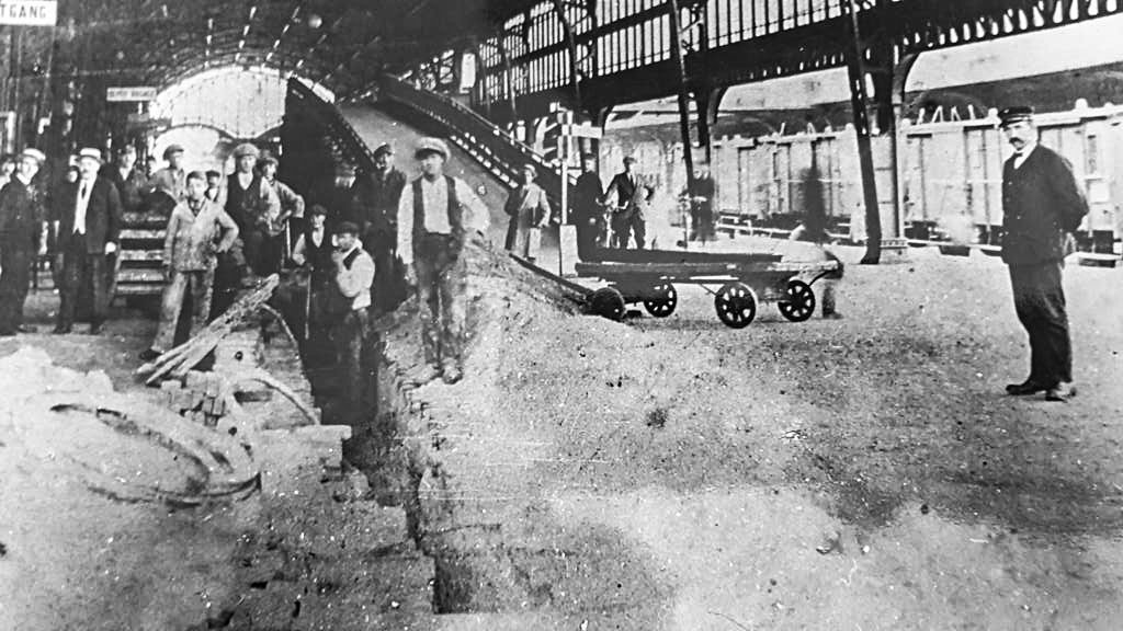 Een levenswerk kan op 1 m2 perron beginnen, ondervond Jan Heijmans. In 1923 verrichtte hij bestratingswerkzaamheden op het station van ’s-Hertogenbosch – zijn eerste opdracht. Honderd jaar handen-uit-de-mouwen heeft Heijmans ver gebracht, lees 't hier: bit.ly/Heijmans_gesch…