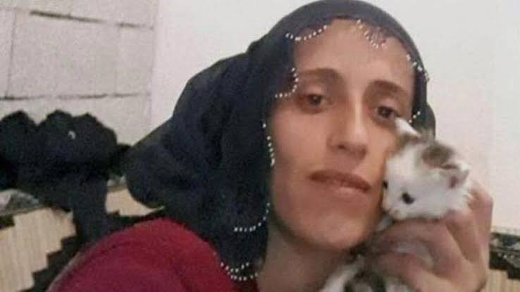 8 Mart ile Fatma Altınmakas’ı hatırlayalım. Fatma, Muş’ta kocasının kardeşi Sinan Altınmakas tarafından sistematik cinsel şiddete maruz kalmış ve bu sebeple kocası Kazım Altınmakas tarafından öldürüleceğini anladığında, şikayete gittiği jandarma karakolundan "Kürtçe tercüman yok"