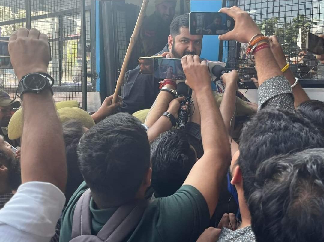JKNewsUpdates_'s tweet photo. Lathicharge on the candidates protesting against #JKSSB and #APTECH outside Press club Jammu by the J&amp;K police is completely unacceptable. Who ordered lathicharge on the peacefully protesting candidates. Is this how you treat the youth of J&amp;K. I hope everyone is watching. https://t.co/GFnFPCPWzh