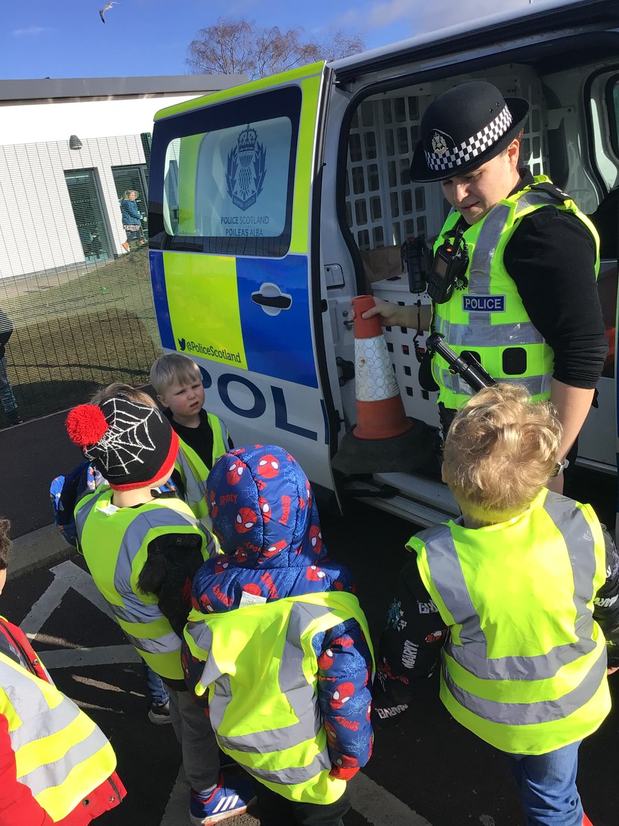 ElccForfar's tweet photo. We had a visit from one of our local police officers yesterday. The children got to talk to the officer about her job, try on some equipment and have a look round the police van. @TaysidePolice @AngusCouncil https://t.co/Wu44h9cyvd