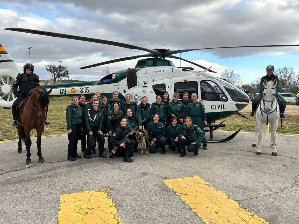 guardiacivil's tweet photo. Lleváis 35 años prestando servicio en la @guardiacivil.

Compañeras, muchas felicidades en el #DíaDeLaMujer2023 #8M2023 https://t.co/4I4cWiq8FY