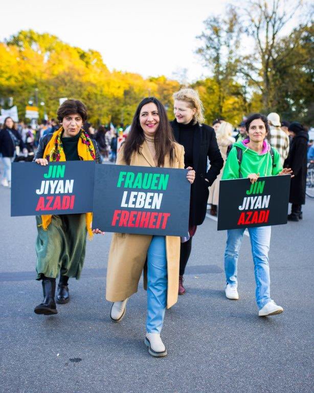 Auf die starken und mutigen Frauen der Welt; 
Auf ein selbstbestimmtes Leben in Freiheit und Würde für alle;  
Jin Jiyan Azadî! #InternationalWomensDay 
#FeministischerKampftag