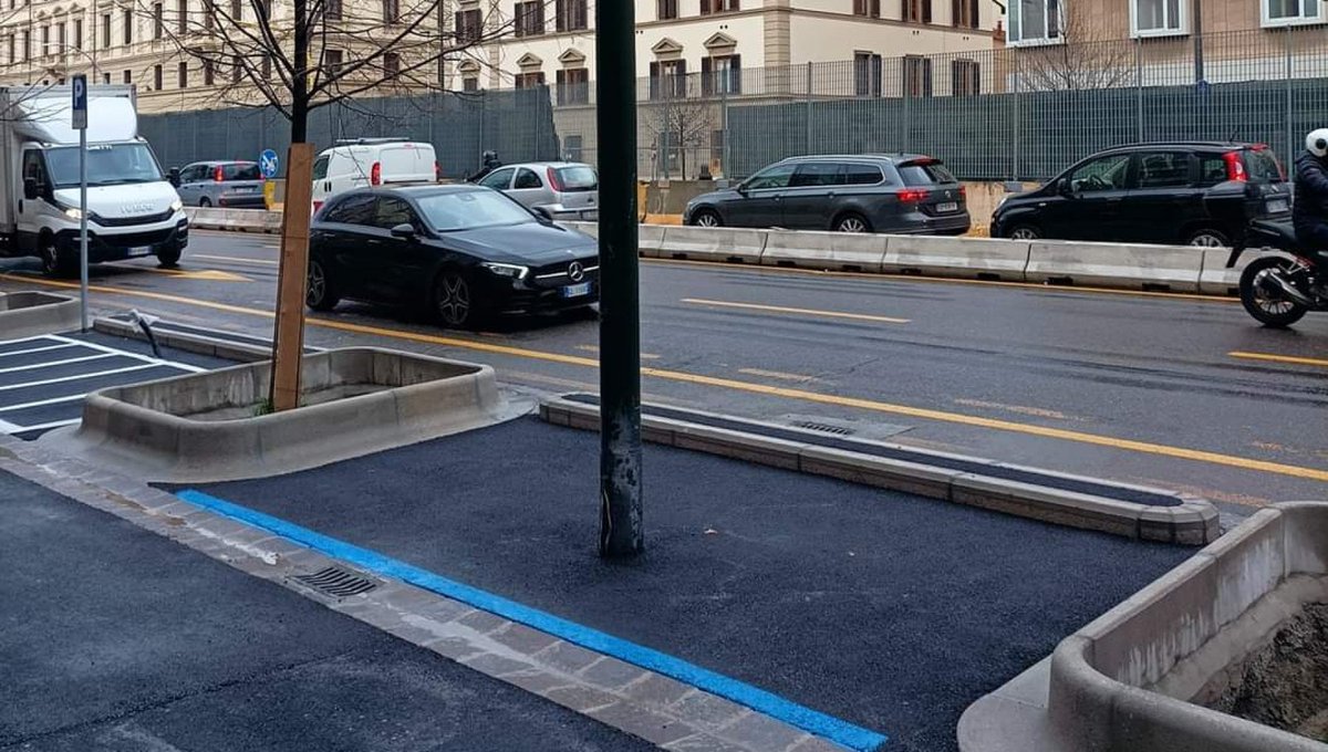 Firenze, è virale il palo della luce murato al centro di un posto auto [aggiornamento delle 09:02] firenze.repubblica.it/cronaca/2023/0…