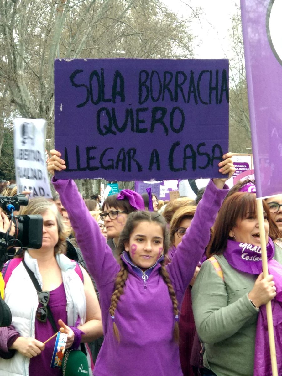 CapitanBitcoin's tweet photo. En vez de reivindicar las grandes dificultades para encontrar empleo, o para ser madres, o para conciliar trabajo y maternidad, el lema del feminismo socialista es "poder llegar solas y borrachas a casa". Y para eso excarcelan 80 vioIadores. Buen plan. https://t.co/525FrCafL5