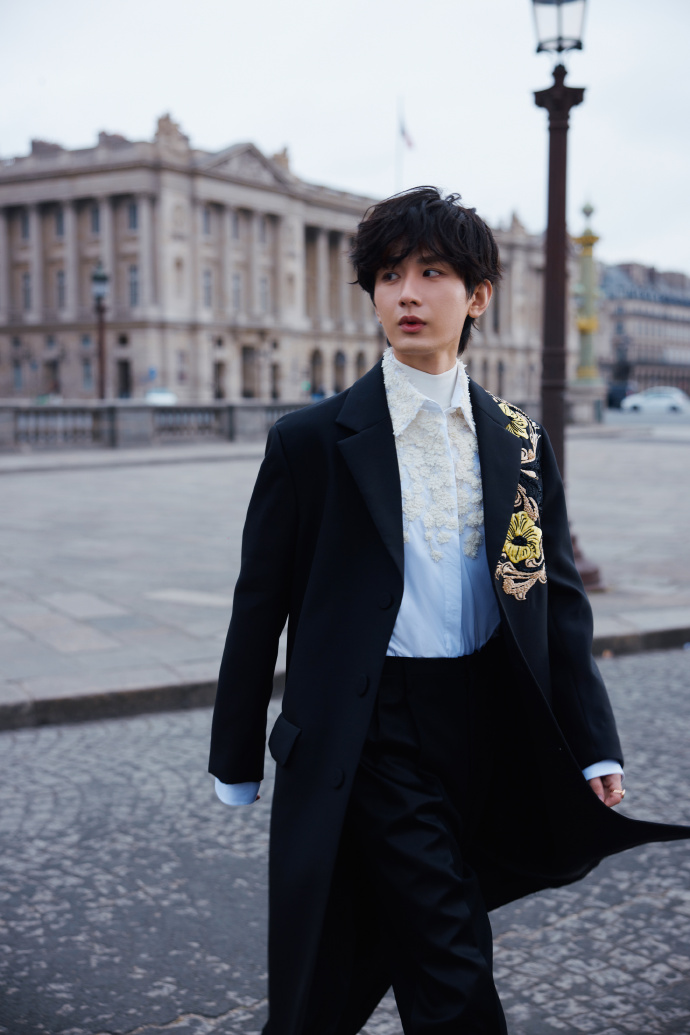 YoukuOfficial's tweet photo. Waiting for a romantic encounter in Paris! #ChengYi

在巴黎等一次浪漫邂逅~ #成毅

#YOUKU #优酷 https://t.co/zNfgkXrS55