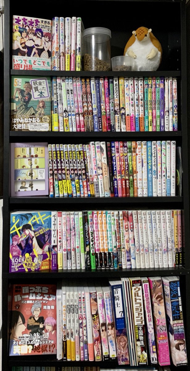 本日発売した、ありしゃんさんの『えちえちすぎる転生偉人美少女の性欲が強すぎてつらい』3巻に吉田輝和が登場しているぞ!
本棚の吉田輝和が登場したコーナーも増えてきたなあ。 