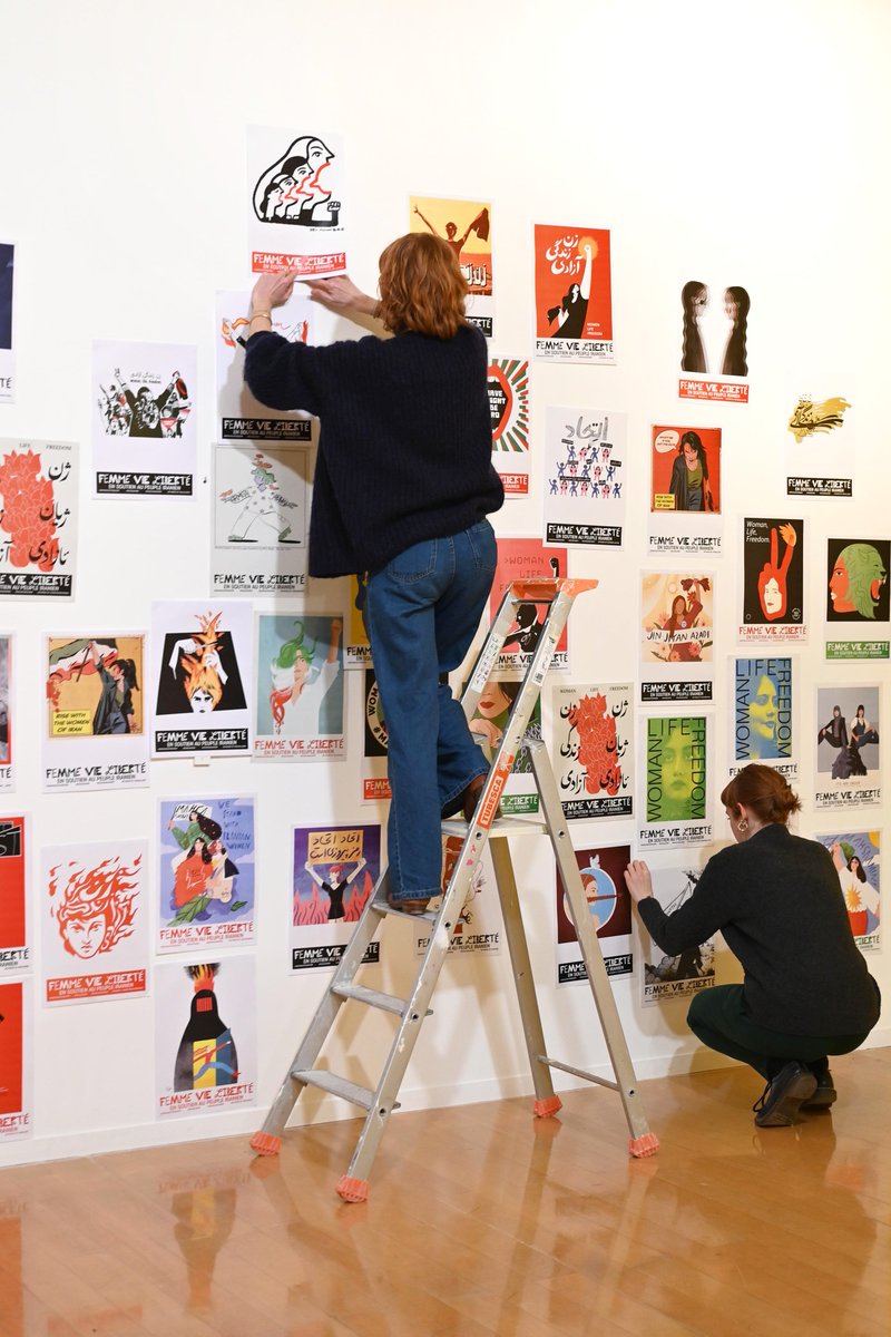 macLyon's tweet photo. ✊ Femmes Vie Liberté
En soutien au mouvement des femmes iraniennes, la créativité des artistes en Iran est mise à l’honneur au #macLYON. #Femmevieliberté met en lumière 100 affiches, à découvrir au musée dans le Living et sur notre façade dès aujourd’hui et jusqu'à dimanche. https://t.co/GigVFJOHnB