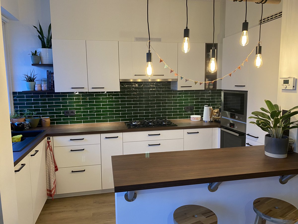 Op deze dag, een jaar geleden, werd mijn keuken geplaatst.

Vanuit feministisch oogpunt voelt dit pijnlijk stereotiep.🤷‍♀️😄 

MAAR ZIE HOE MOOI!?🤩