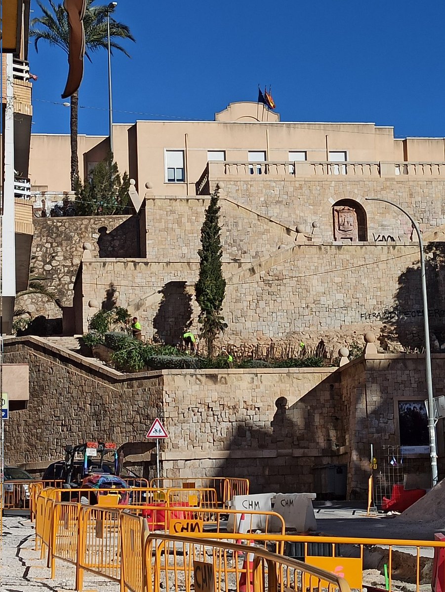 Alicantinaenfu1's tweet photo. También están sacando todo el arbolado de las escaleras del Jorge. No dejan títere con cabeza. Lo que costó que estuviera verde.. https://t.co/xMCBK5ThMr
