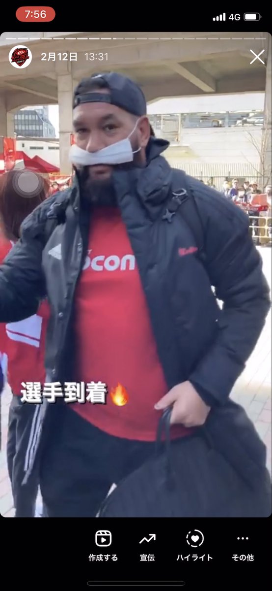 RedHurricanes's tweet image. 【Game Photo Galleryバス到着📸】 
#ボークコリン雷神 選手

若干の違和感は感じてましたが、撮影に必死で流してしまっていました。

これは、やってますよね？

#レッハリ
#次節に期待