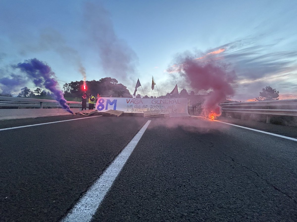 #FEMINISMES | La jornada de vaga feminista del #8M2023 ha arrencat amb diversos talls de trànsit als accessos a #Barcelona i a altres vies de Catalunya. Repassem les principals reivindicacions de les mobilitzacions 👉 directa.cat/el-feminisme-a…