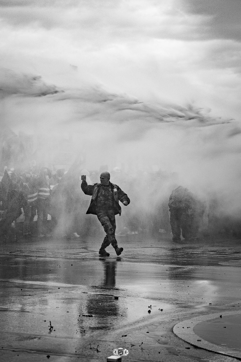 LisouDimaggio's tweet photo. Regardez le travail de mon ami photographe, hier mardi 7 mars lors des manifestations à Lyon #manif7mars #lyon #Retraites cc @BFMLyon @lyonmag @leprogreslyon @RadioSCOOPOff @RadioEspace @lyoncap pour suivre son travail insta: Jeremyfregphoto https://t.co/En9GJdDyx7 https://t.co/StL0gR2OS6