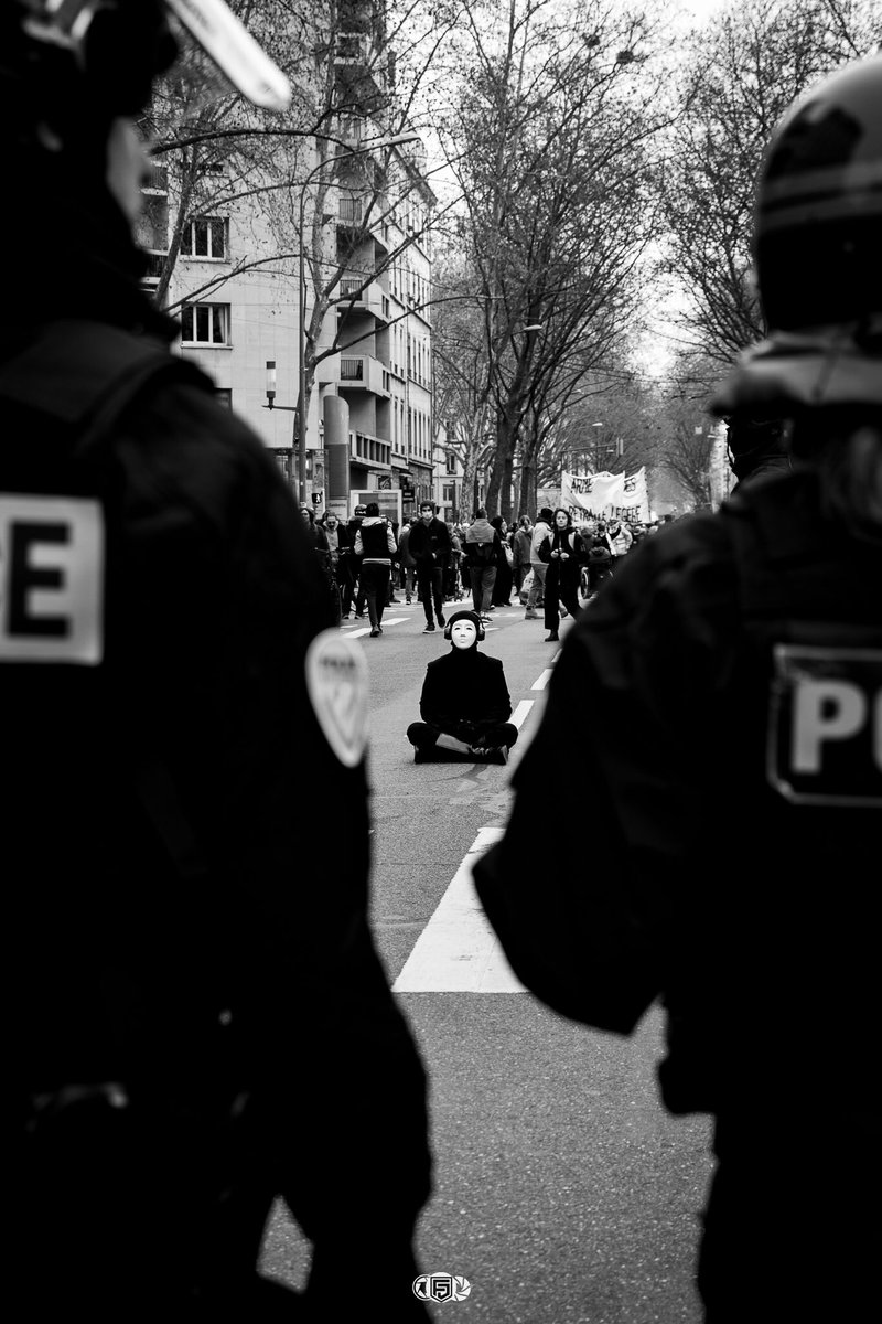 LisouDimaggio's tweet photo. Regardez le travail de mon ami photographe, hier mardi 7 mars lors des manifestations à Lyon #manif7mars #lyon #Retraites cc @BFMLyon @lyonmag @leprogreslyon @RadioSCOOPOff @RadioEspace @lyoncap pour suivre son travail insta: Jeremyfregphoto https://t.co/En9GJdDyx7 https://t.co/StL0gR2OS6