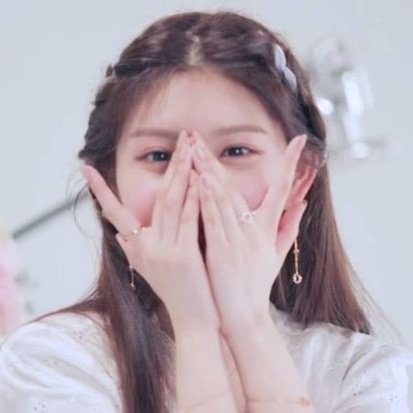 yirengitis's tweet photo. h-hi everyone... erm im r-really um.. shy.. there's so many people... 🥺🍼🌷✨ https://t.co/Q3qcufThA5