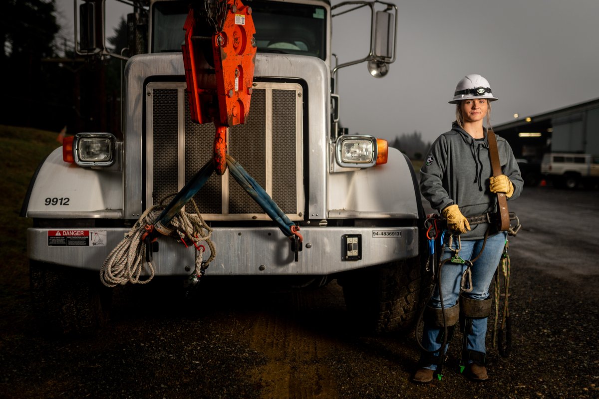 dragonwear_fr's tweet photo. Today is for the women in power breaking barriers and encouraging the next generation of women they can do it too.
#WomensHistoryMonth #linewomen #lineworker #womeninthetrades #internationalwomensday https://t.co/Kfn7jDDPlW