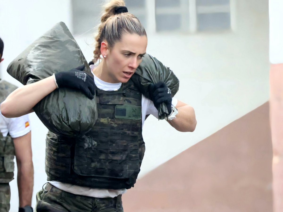 EjercitoTierra's tweet photo. En las unidades del #EjércitodeTierra la instrucción físico operativa IFO, el "#CrossFit #militar", es fundamental para desempeñar, de la manera más eficaz, los cometidos propios de cada especialidad y puesto táctico #DíaInternacionaldelaMujer #DíaDeLaMujer
📸 Brigada Galicia VII https://t.co/coTg60tPht