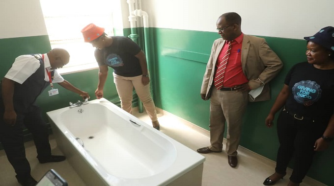 African Sun Limited, through one of its subsidiaries, @HolidayInn today handed over a freshly renovated ward to @MpiloCentral here in #Bulawayo. The 34-bed ward has had linen replaced, repainted, tiled & ablution facilities were redone, with the addition of new bathtubs @MoHCCZim