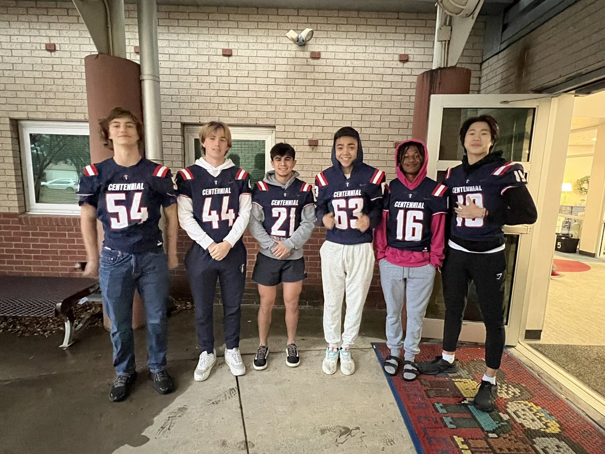 Cen10titans's tweet image. Another morning of Titans welcoming our Tiny Titans into school! #titannation #tinytitans #persistence