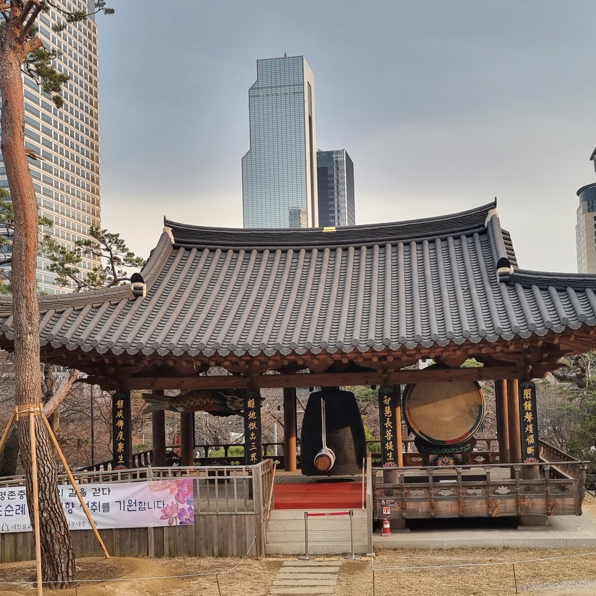 I am excited to have given a seminar at Hongik University in Seoul on device reliability, I also had a chance to visit an old temple in Seoul center in a break.