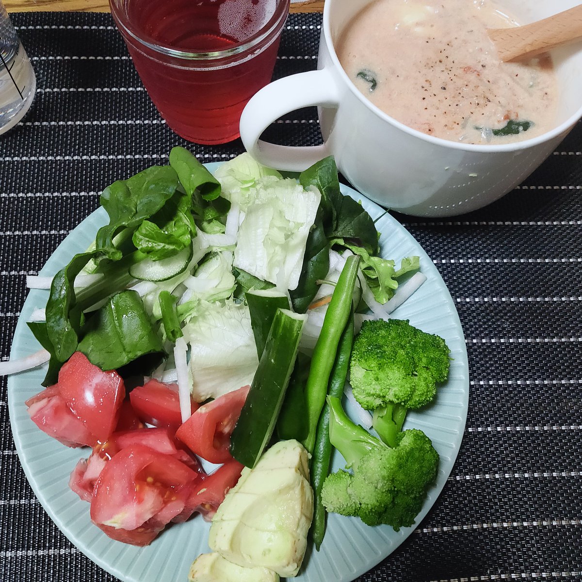 yuyu_chocozap's tweet image. ばんごはん！
サラダとオートミールで豆乳トマトリゾット🍅