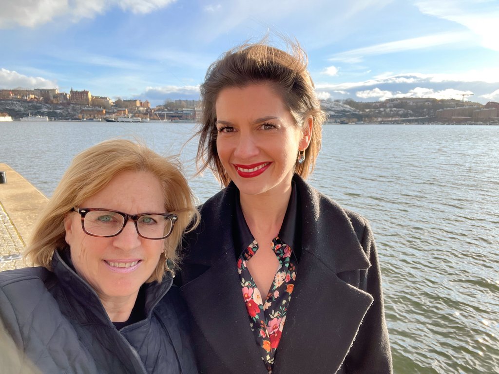 QuebecUK's tweet image. Notre Déléguée générale @LineRivardDG, accompagnée de la Vice-première ministre Geneviève Guilbault, vous souhaitent une bonne Journée internationale des droits des femmes!
Happy #InternationalWomensDay from all the team @QuebecUK !

#IWD2023 #IWD #JIF2023
#JourneeDesFemmes