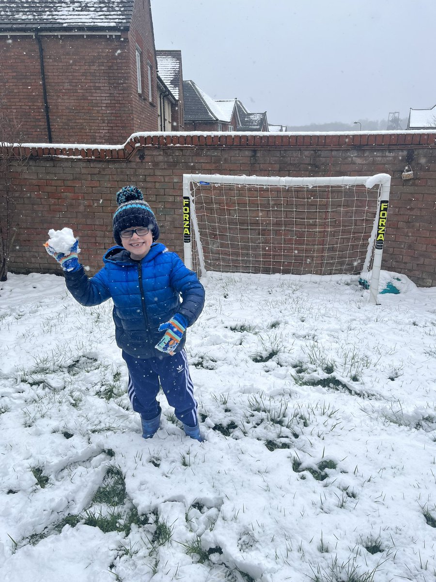 SarahRead87's tweet photo. Lots of big smiles and fun in the snow ⛄️ ❄️ @ympsmatthews @Ympsreynolds @YstradPrimary https://t.co/G1jIliCBdz