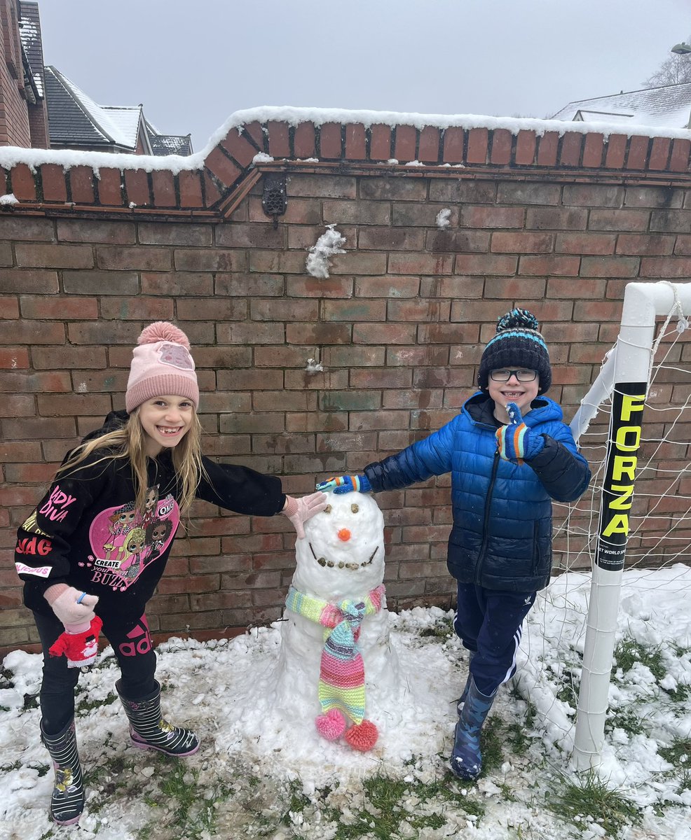 SarahRead87's tweet photo. Lots of big smiles and fun in the snow ⛄️ ❄️ @ympsmatthews @Ympsreynolds @YstradPrimary https://t.co/G1jIliCBdz