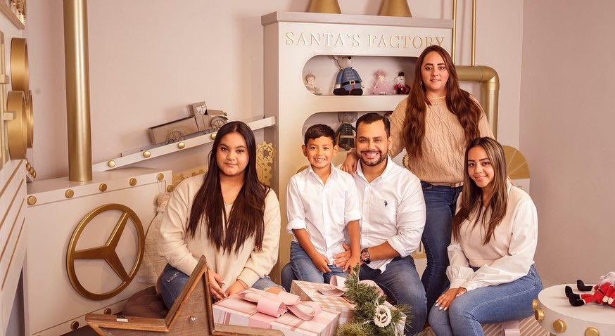 Mi reconocimiento a todas las mujeres guatemaltecas, quienes tienen capacidad, sabiduría e inteligencia. Les admiro por ser motor y apoyo permanente a la sociedad. A quienes eligen vivir, triunfar y ser felices. Un fuerte abrazo a todas ustedes mujeres virtuosas.