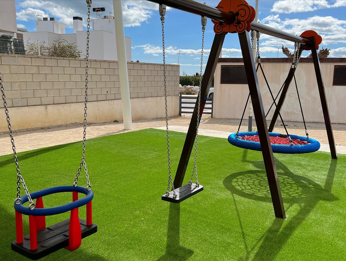Alfarajuntament's tweet photo. 🛝La nova zona de jocs infantils de la plaça Rei Jaume I ja està oberta al públic.

🌿 A més dels nous jocs, s’ha instal·lat gespa artificial amb base elàstica absorbent d'impactes i una gran coberta tèxtil per a obtenir espais d'ombra a l'àrea infantil.
#parcs #zonesinfantils https://t.co/Xwb2WxFwXW