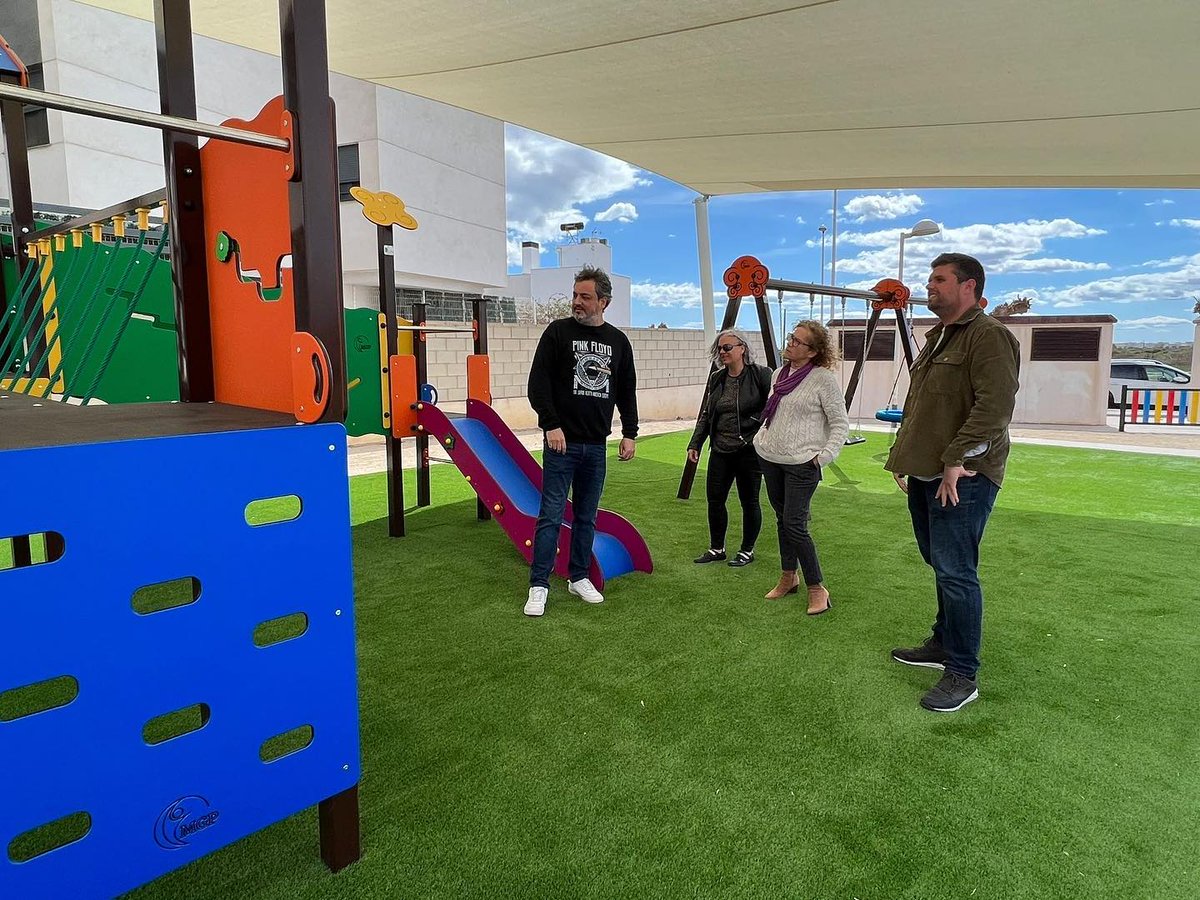 Alfarajuntament's tweet photo. 🛝La nova zona de jocs infantils de la plaça Rei Jaume I ja està oberta al públic.

🌿 A més dels nous jocs, s’ha instal·lat gespa artificial amb base elàstica absorbent d'impactes i una gran coberta tèxtil per a obtenir espais d'ombra a l'àrea infantil.
#parcs #zonesinfantils https://t.co/Xwb2WxFwXW