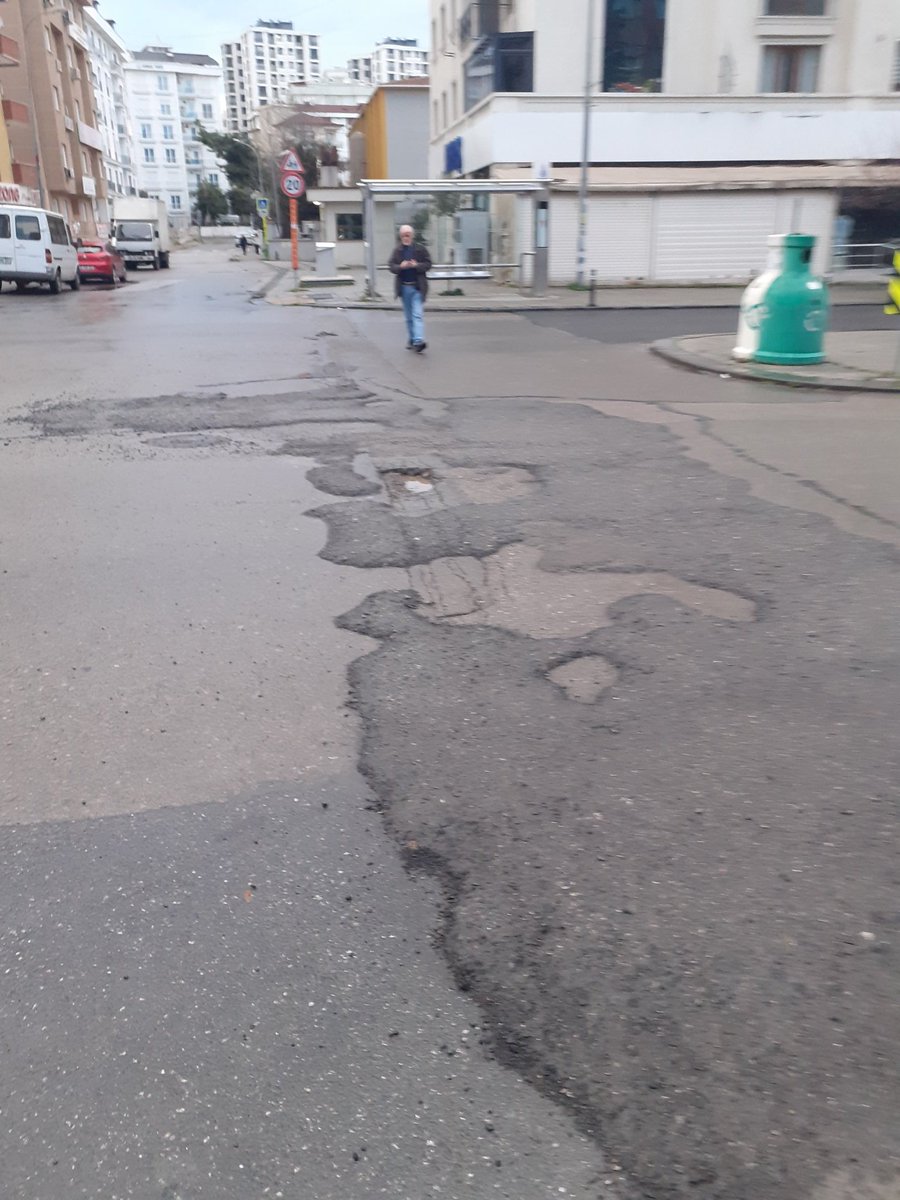 Merhaba,
Sayın yetkili Plevne caddesinde otobüs durağının önünde iki çukur oluşmuş. Alltan demirler çıktı. En kısa zamanda gerekeni yapabilirmisiniz?<a href="/Pendik_Belediye/">Pendik Belediyesi 🇹🇷</a>