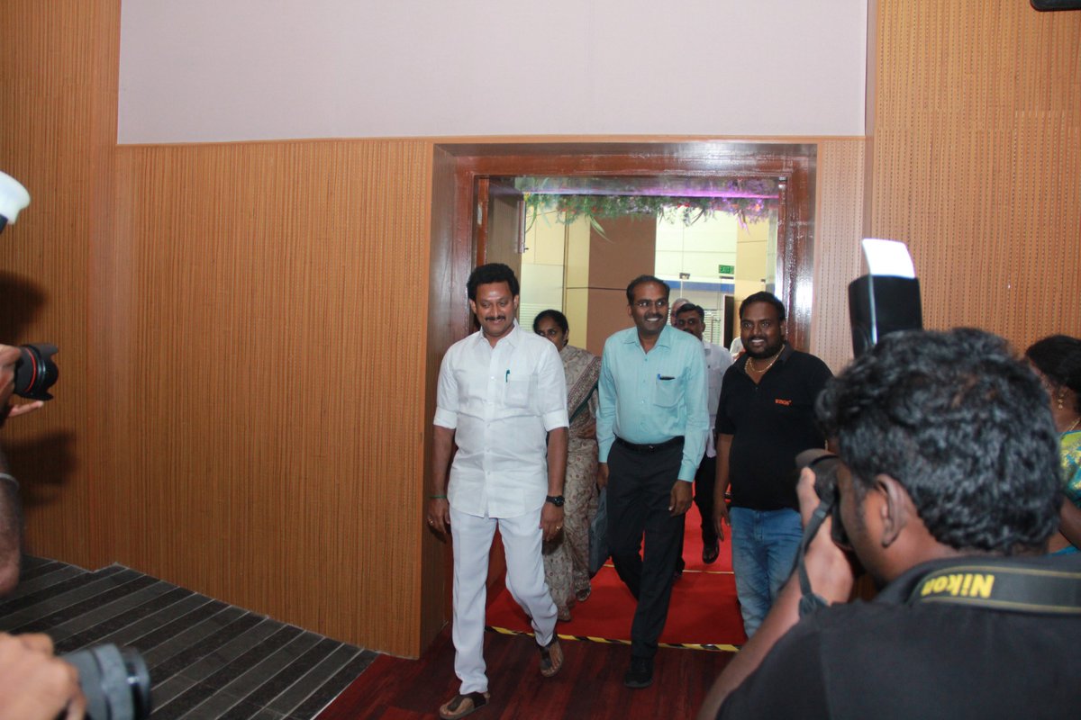 ProSrivenkatesh's tweet photo. Hon'ble Education Minister @Anbil_Mahesh met director of
#SiruvanSamuel and wished success for the film screened at Children's Film Festival, Chennai.

@sadhuburlington
@countrysidefilm @stanjon88 https://t.co/rYNsoM3asS