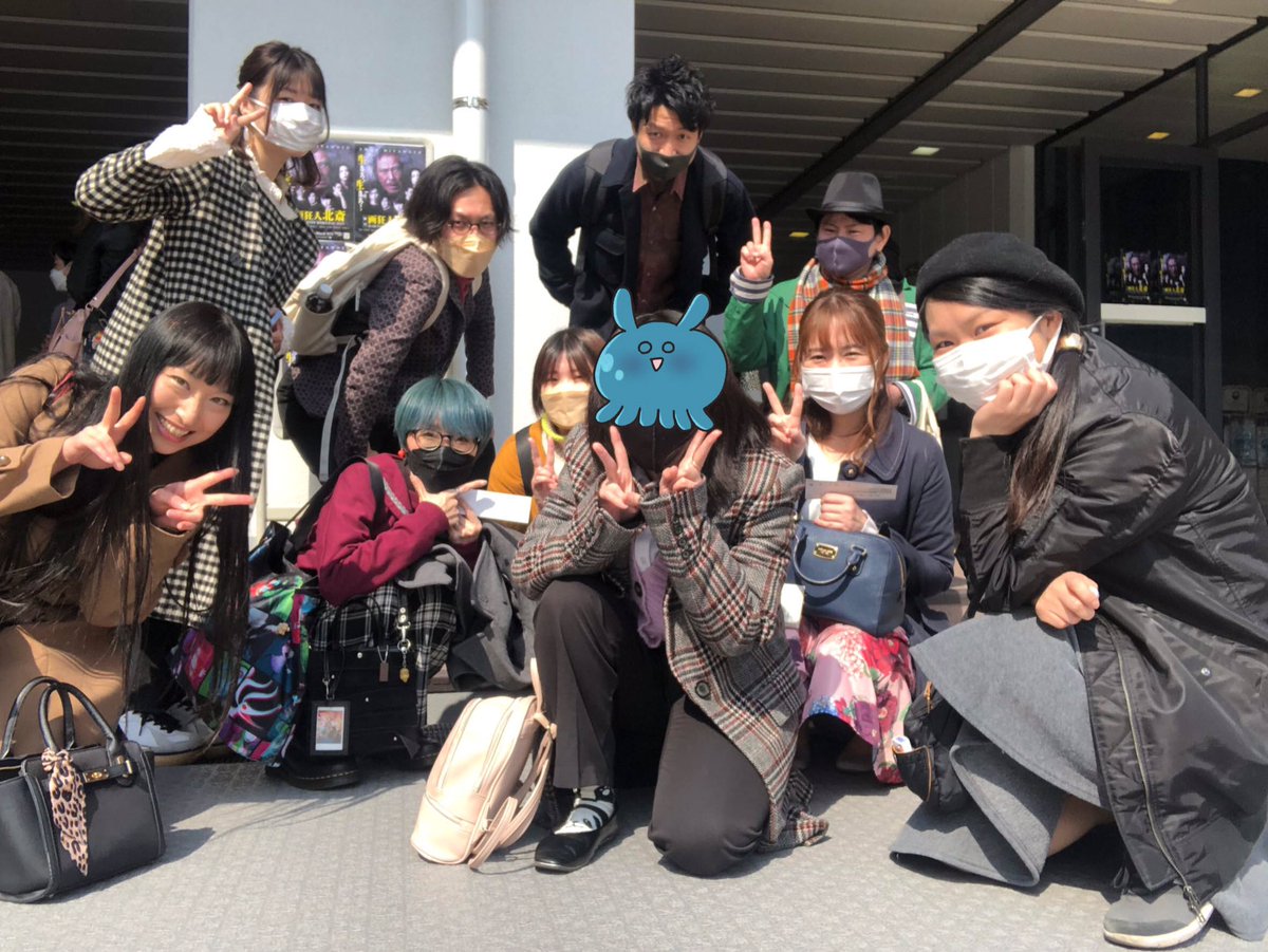 airi_miyata's tweet photo. 昨日は #宮本亜門 さんの #画狂人北斎 を観劇✨
平日昼間の公演で前日にいきなりお誘いしてみたのに、いつの間にやら10人で観劇😂役者芸人占い師youtuberと濃ゆいメンバー💓感謝🍀
舞台はもうもう役者さんの演技はもちろん、セットの使い方場面転換の速さを含め演出にも圧倒されたし、泣いたっ😭 https://t.co/KVCM5MDfDc