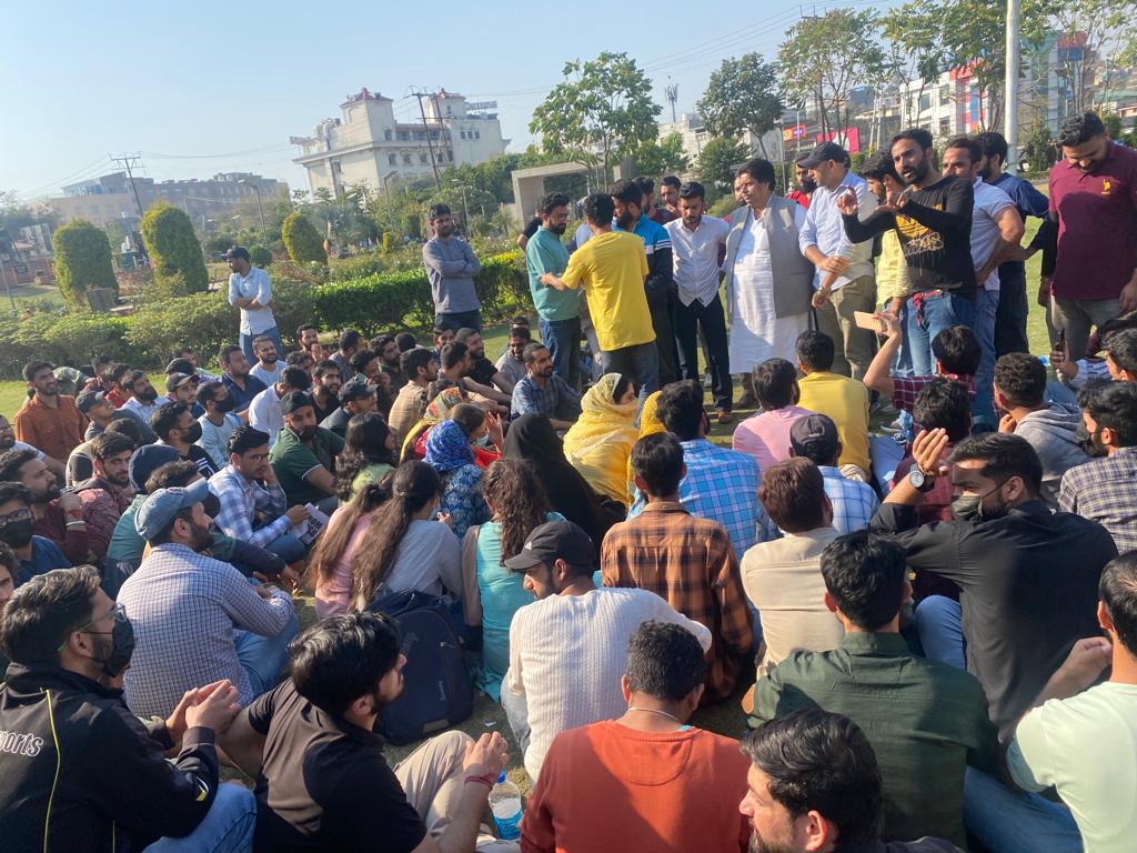 AjazChoudharyJK's tweet photo. Met #JKSSB aspirants &amp; extended support to aspirants who were lathi charged by JK Police when they were protesting against decision of tender allotment to blacklisted firm (Aptech).
Also accompanied by @RamanBhalla_  Ji &amp; other party leaders. https://t.co/FYbro34Egg