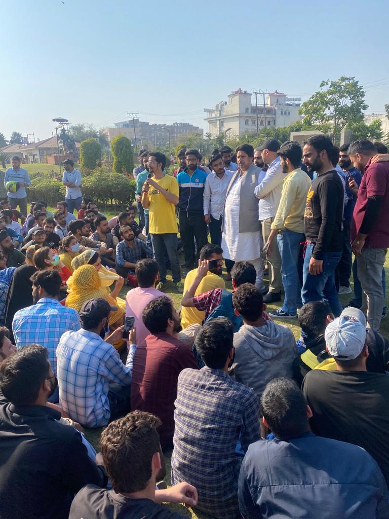 AjazChoudharyJK's tweet photo. Met #JKSSB aspirants &amp; extended support to aspirants who were lathi charged by JK Police when they were protesting against decision of tender allotment to blacklisted firm (Aptech).
Also accompanied by @RamanBhalla_  Ji &amp; other party leaders. https://t.co/FYbro34Egg