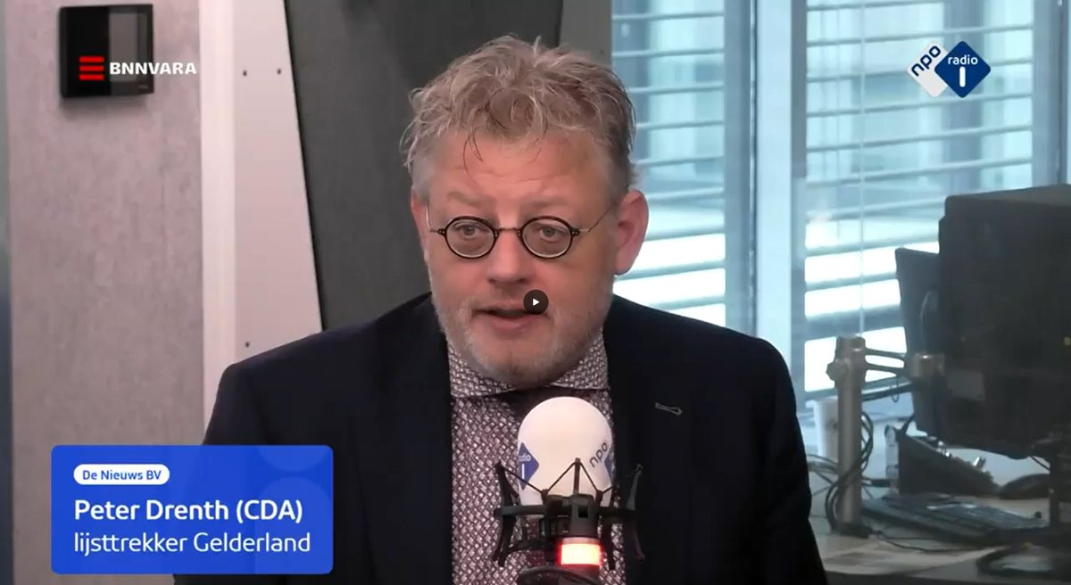 In de NieuwsBV ging <a href="/peterdrenth68/">Peter Drenth</a>  in debat over stikstof. Hij stond aan de wieg van de Gelderse Maatregelen Stikstof en is trots. “Waar er landelijk veel polarisatie is, hebben we in Gelderland de koe bij de horens gevat en zijn we aan de slag gegaan.”
nporadio1.nl/fragmenten/de-…