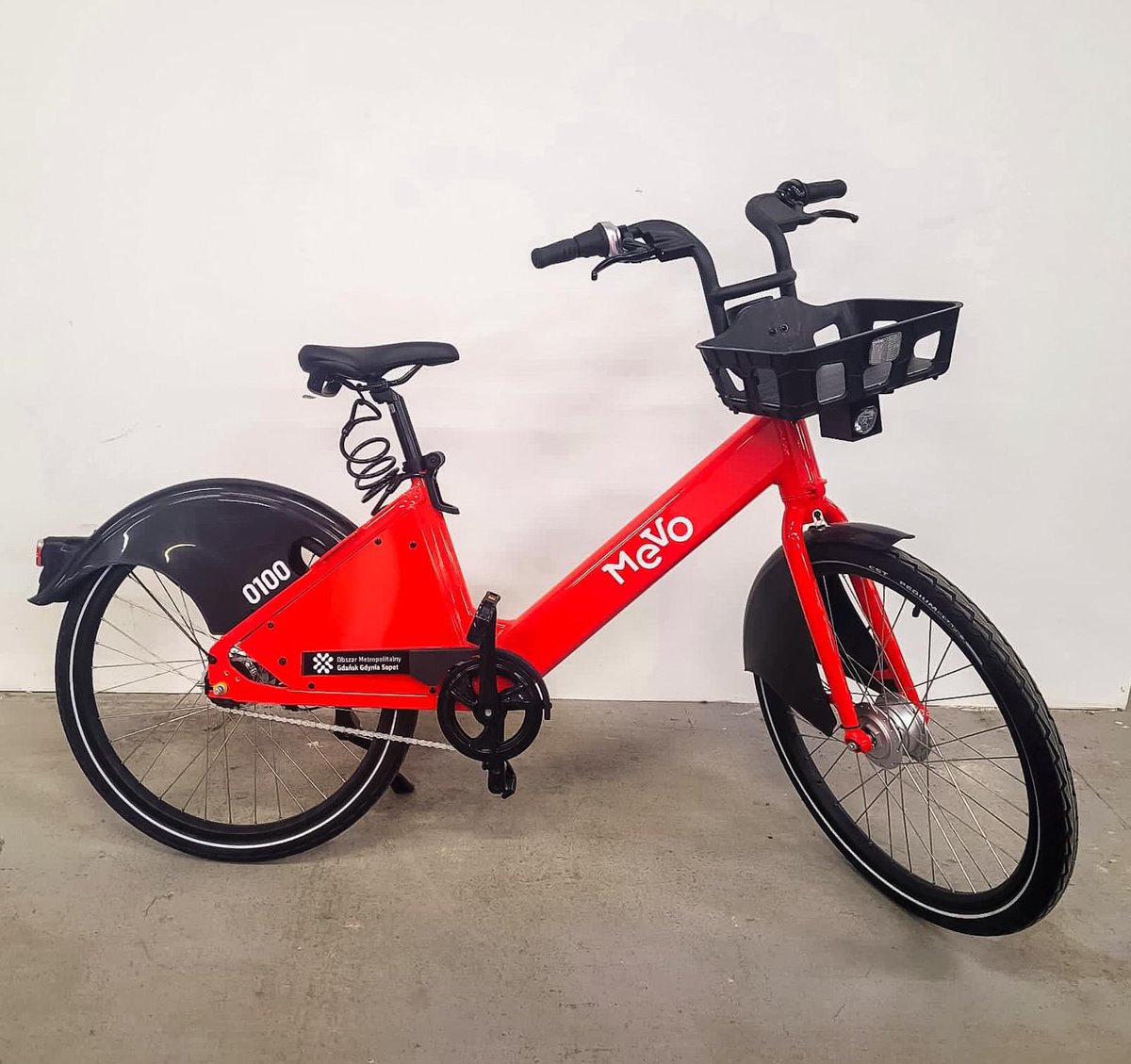 metropoliagdn's tweet photo. Tak prezentują się rowery Mevo 2.0. Zgodnie z planem, mamy już prawie 1000 rowerów tradycyjnych. Gotowe są też stacje z nowymi totemami w 16 gminach Obszaru Metropolitalnego #OMGGS. Teraz czekamy na rowery elektryczne, które już wkrótce Wam zaprezentujemy #Mevo 🚲🚲🚲 https://t.co/pr73UoBZLU